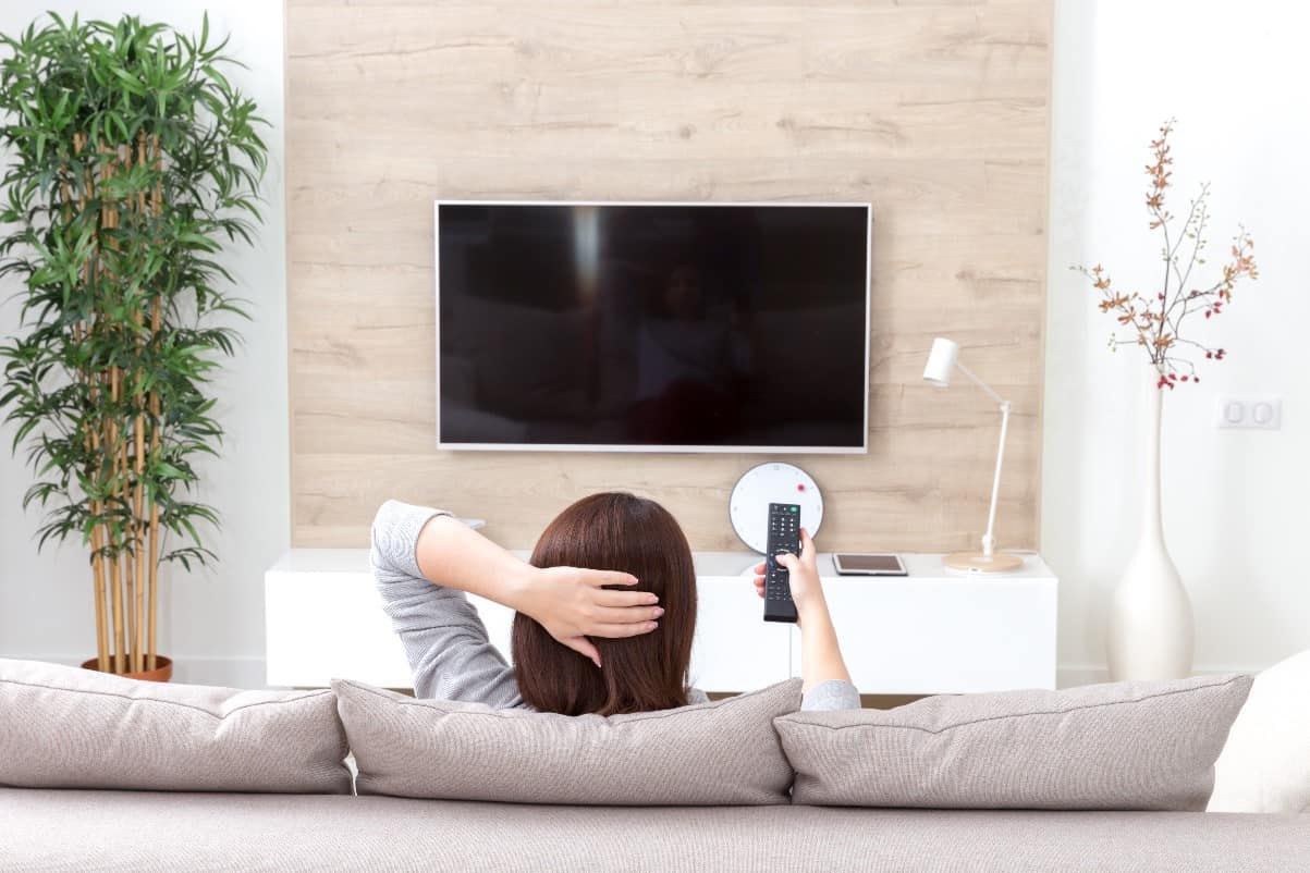 Na ścianie czy na szafce – gdzie najlepiej zamontować telewizor?