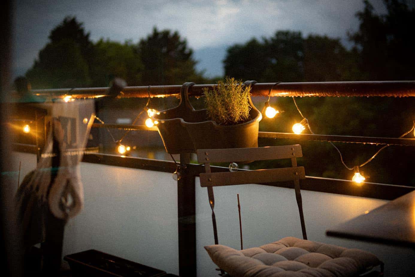 Sznury LED na balkonie, które urozmaicą Twoje rośliny