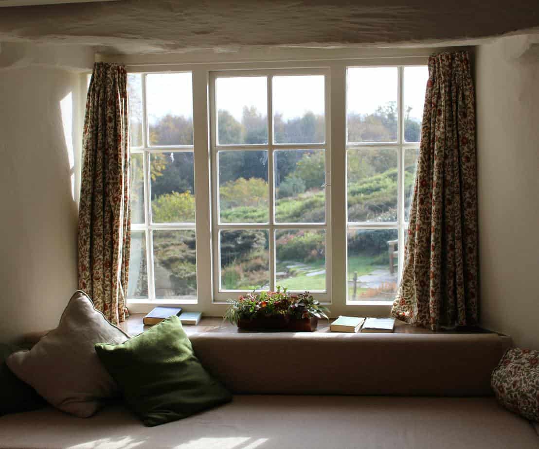 Siedzisko przy oknie w kuchni – świetny pomysł na relaks