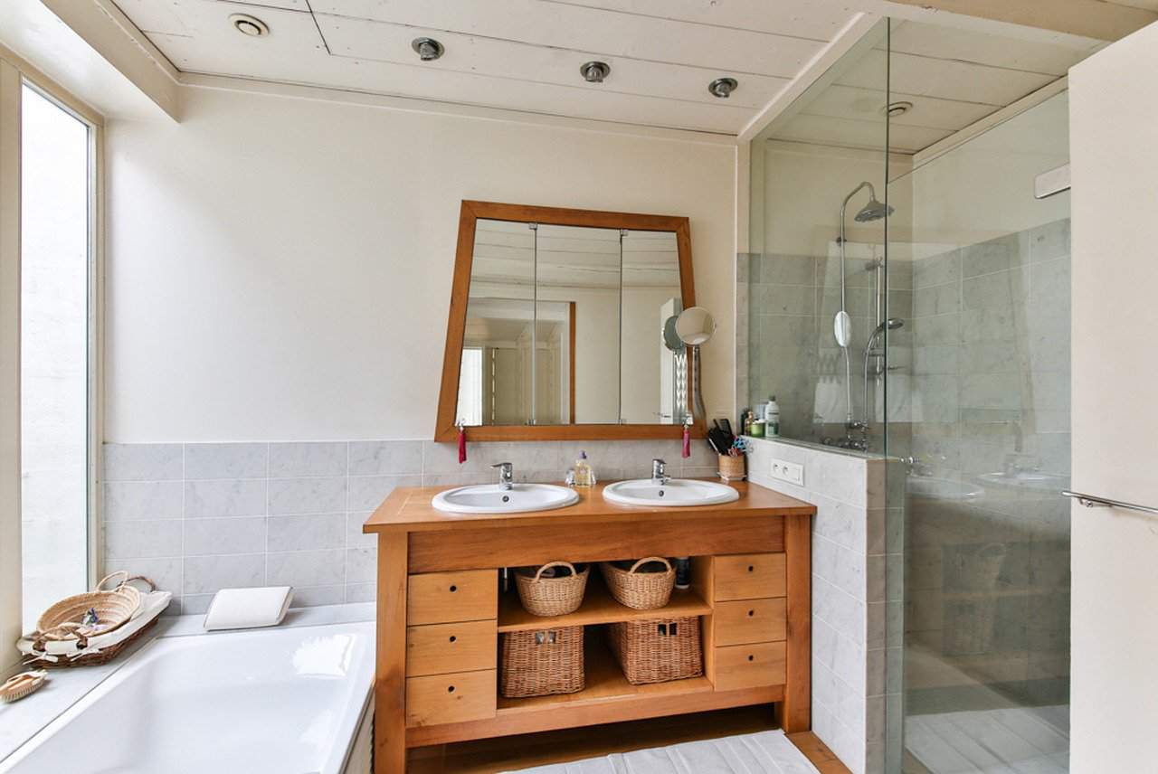 Meble do łazienki – jakie modele wybrać, aby sprostać wymaganiom funkcjonalnym i estetycznym?