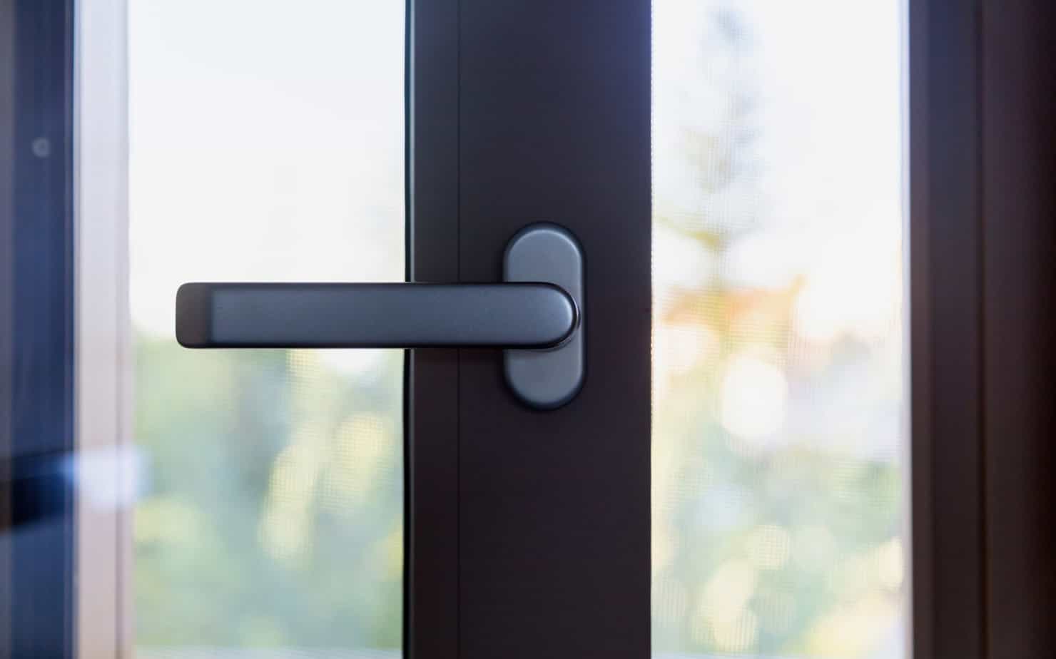 Zabezpieczenie okna od wewnątrz – jaką klamkę okienną wybrać?